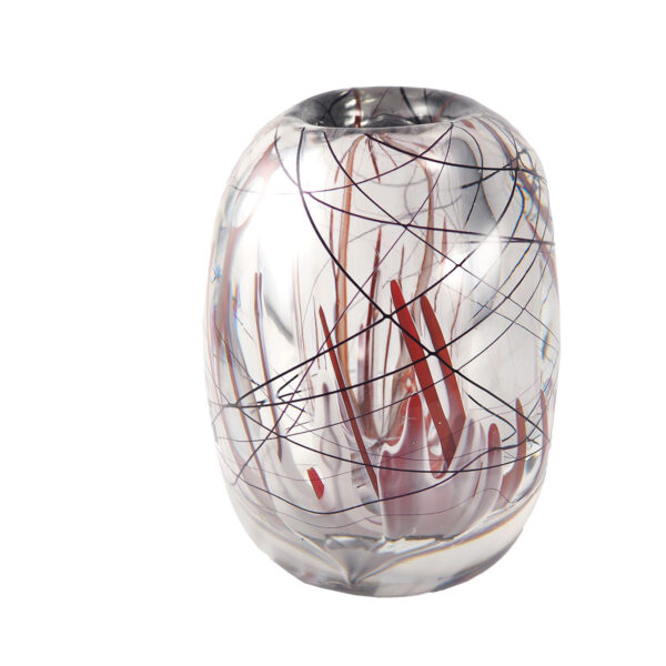 Ein mundgeblasene Vase aus Glas mit rot, weißen und lilafarbenen Einschlüssen.