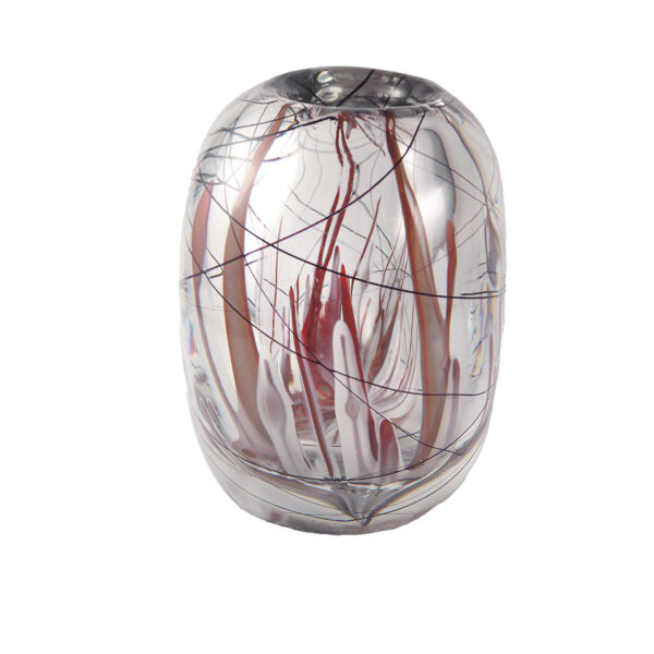 Ein mundgeblasene Vase aus Glas mit rot, weißen und lilafarbenen Einschlüssen.